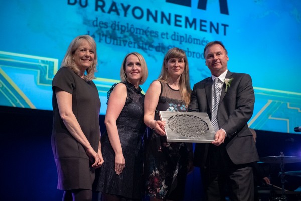 La vice-rectrice &agrave; l&rsquo;administration et au d&eacute;veloppement durable, la Pre Denyse R&eacute;millard,&nbsp;madame Caroline Perron, Directrice de comptes pour la Personnelle ainsi que la doyenne de la FASAP, la Pre Isabelle Dionne ont remis le prix &agrave; M. Asselin.