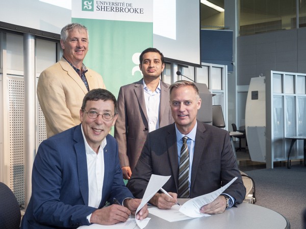 Les partenaires r&eacute;unis au moment de la signature de l'entente.