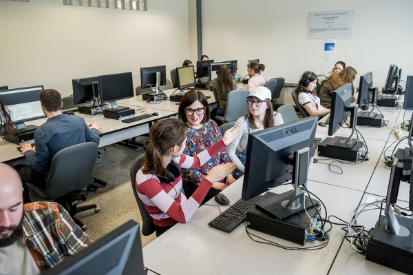 Dans le cours de la professeure Audrey Canal&egrave;s, les &eacute;tudiantes et les &eacute;tudiants en traduction travaillent chaque ann&eacute;e au sous-titrage de films pour le Festival cin&eacute;ma du monde de Sherbrooke.