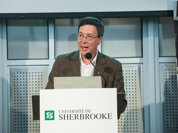 Le professeur Jean-Pierre Perreault, vice-recteur &agrave; la recherche et aux &eacute;tudes sup&eacute;rieures de l'UdeS.