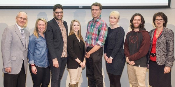 Six &eacute;tudiants de l'UdeS, dont Mathieu Hains et Olivier Ross, du Vert & Or, recevront la m&eacute;daille du Lieutenant-gouverneur du Qu&eacute;bec pour la jeunesse. Les &eacute;tudiants sont entour&eacute;s du vice-recteur Martin Buteau et de la rectrice Luce Samoisette.
