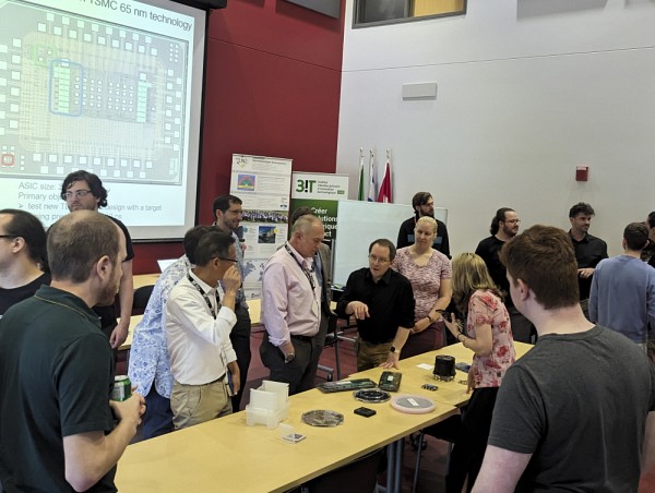 Le Pr Serge Charlebois explique avec enthousiasme les r&eacute;alisations de l'&eacute;quipe.