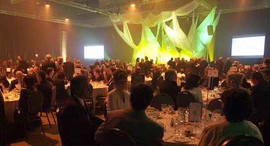 Le th&egrave;me Des racines pour la vie d&eacute;montre bien l'attachement des laur&eacute;ats envers leur alma mater, qui leur a fourni les connaissances et les outils pour r&eacute;ussir leur vie professionnelle.