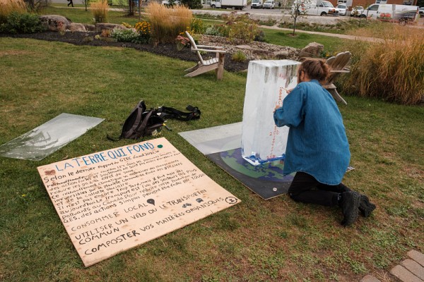 Dominick ajoutant la touche finale &agrave; son &oelig;uvre.