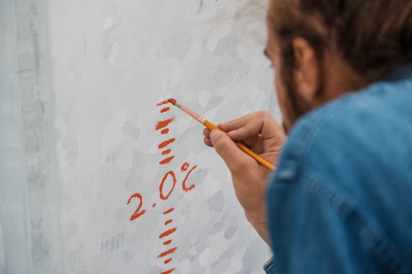 La graduation qu'a peinte Dominick fait r&eacute;f&eacute;rence aux degr&eacute;s Celsius gagn&eacute;s &agrave; cause du r&eacute;chauffement climatique.