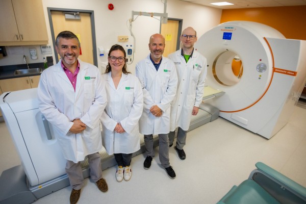 De gauche &agrave; droite : Esteban Espinosa, responsable des op&eacute;rations du secteur clinique de la plateforme CIMS, Oph&eacute;lie B&eacute;lissant, m&eacute;decin sp&eacute;cialiste en m&eacute;decine nucl&eacute;aire, &Eacute;tienne Croteau, technologue et charg&eacute; de projet du secteur clinique de la plateforme CIMS ainsi que le Dr &Eacute;tienne Rousseau, professeur-chercheur et utilisateur de la plateforme.