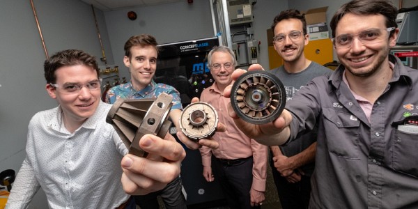 Quelques pi&egrave;ces d'une des deux imprimantes 3D m&eacute;talliques utilis&eacute;es &agrave; la Plateforme 3IT M&eacute;cano. De gauche &agrave; droite : Pr Mathieu Picard, Patrick Dubois, Pr Jean-S&eacute;bastien Plante, Bastien G. Ouellet et Beno&icirc;t Picard.