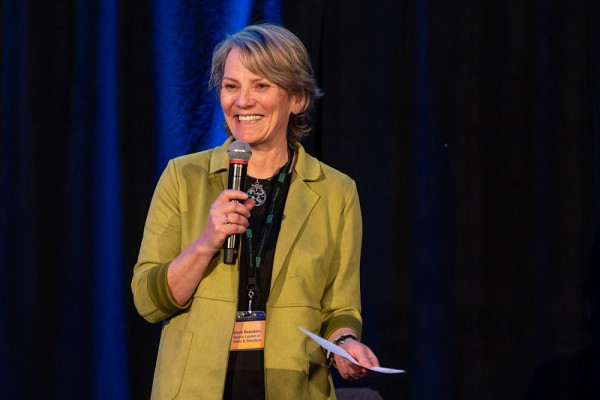 Les boursi&egrave;res et boursiers ont eu l&rsquo;honneur de recevoir leur bourse des mains de Mme Nicole Beaudoin, la fille de Laurent et Claire B. Beaudoin, de grands ambassadeurs de l&rsquo;UdeS qui soutiennent l&rsquo;Universit&eacute; depuis plus de 50 ans.