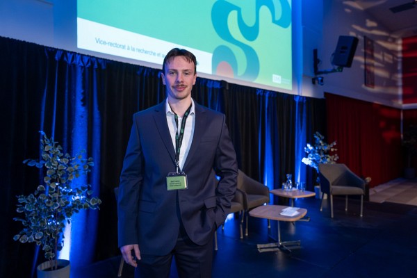 Sous la supervision de la professeure Myriam Lemelin, Alex Camon r&eacute;alise son projet de doctorat visant &agrave; d&eacute;velopper des outils d&rsquo;analyse avanc&eacute;s permettant d&rsquo;&eacute;tudier la min&eacute;ralogie lunaire &agrave; partir de donn&eacute;es de t&eacute;l&eacute;d&eacute;tection, contribuant ainsi directement &agrave; la s&eacute;lection de sites pour l&rsquo;exploitation des ressources lunaires. Son projet pourrait ainsi aider &agrave; identifier des ressources exploitables sur la Lune, notamment des min&eacute;raux contenant de l&rsquo;oxyg&egrave;ne ou du titane, des &eacute;l&eacute;ments essentiels pour les missions habit&eacute;es.