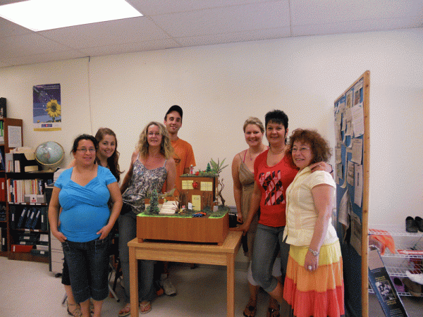 Un groupe d'adultes en formation du CSEP accompagn&eacute;s par &Eacute;dith Cournoyer, directrice adjointe du CSEP.