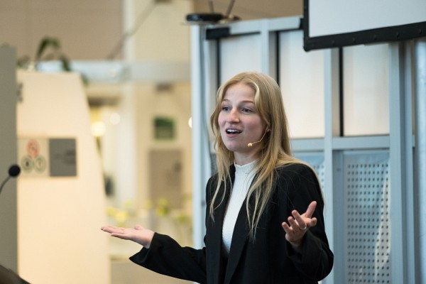 L'&eacute;tudiante en communication Marily Laroche, lors de sa prestation le 6 mars dernier.