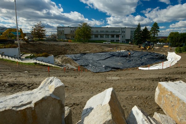 Dans la foul&eacute;e des travaux d&rsquo;excavation majeurs de ce projet, l&rsquo;aire ext&eacute;rieure voisine sera compl&egrave;tement reconfigur&eacute;e pour faire place &agrave; un amphith&eacute;&acirc;tre naturel.