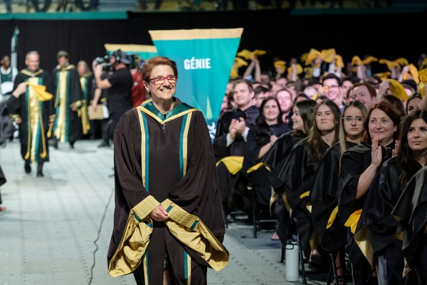 Sp&eacute;cialiste dans le domaine de l&rsquo;immigration et de l&rsquo;intervention culturelle, la professeure en travail social Mich&egrave;le Vatz Laaroussi a re&ccedil;u l'&eacute;m&eacute;ritat en lettres et sciences humaines.