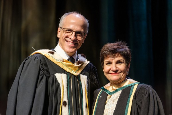 Premi&egrave;re femme au Canada &agrave; avoir obtenu un doctorat en g&eacute;nie du b&acirc;timent,&nbsp;Gina Parvaneh Cody a re&ccedil;u le titre de docteure d'honneur en g&eacute;nie.&nbsp;
