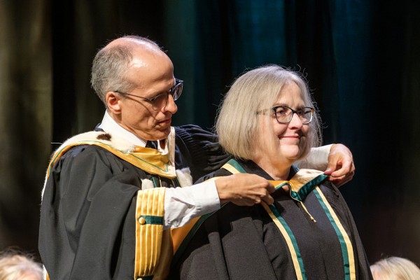 Debra Stegner,&nbsp;figure importante dans le domaine du droit commercial international,&nbsp;nouvelle docteure d'honneur de l'UdeS.