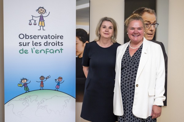 Professeure Carmen Lavall&eacute;e,&nbsp;directrice de l&rsquo;Observatoire sur les droits de l&rsquo;enfant et professeure Anne Lessard, vice-rectrice &agrave; la recherche et vice-rectrice aux relations internationales