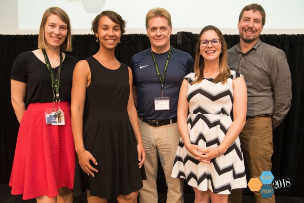 Les trois organisatrices en compagnie de Patrick Fournier, professeur de physique &agrave; l'UdeS, et Christian Sarra-Bournet, directeur ex&eacute;cutif de l'Institut quantique.