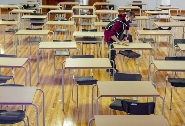 En conformit&eacute; avec la Sant&eacute; publique, diff&eacute;rentes mesures sociosanitaires ont &eacute;t&eacute; d&eacute;ploy&eacute;es afin de rendre les campus s&eacute;curitaires, et &eacute;viter les &eacute;closions et les cas de transmission.