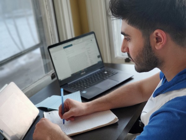 Pour Yasser, il &eacute;tait important d'apprendre les deux langues officielles du Canada.
