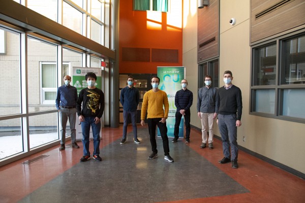 De gauche &agrave; droite, de l'arri&egrave;re vers l'avant&nbsp;:&nbsp;Jean Bibeau,&nbsp; Pierre-Antoine Mouny, Patrick Cusson, Marc-Antoine Roux, Linxiang Huang, Soufiane Kaghad et Yves B&eacute;rub&eacute;-Lauzi&egrave;re.