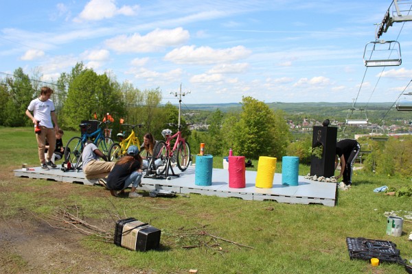Installation de l'oeuvre sur le mont Bellevue.