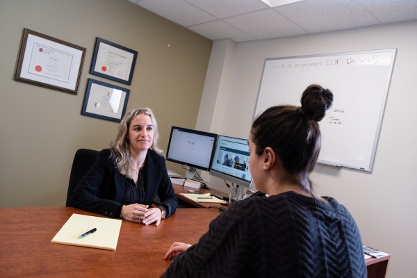 ​Les nombreux choix qui s'offrent aux jeunes d'aujourd'hui, tant sur le plan de la carri&egrave;re qu'au chapitre de la vie sociale et familiale, peuvent &ecirc;tre une source d'anxi&eacute;t&eacute;. (Photo prise avant l'entr&eacute;e en vigueur des mesures sociosanitaires) 