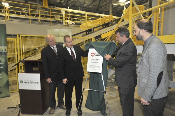 Bertrand C&ocirc;t&eacute;, directeur du D&eacute;partement de g&eacute;nie civil, Denis Godin, directeur par int&eacute;rim des programmes de partenariat de recherche du CRSNG, Kamal Henri Khayat, titulaire de la chaire et Jacques Beauvais, vice-recteur &agrave; la recherche