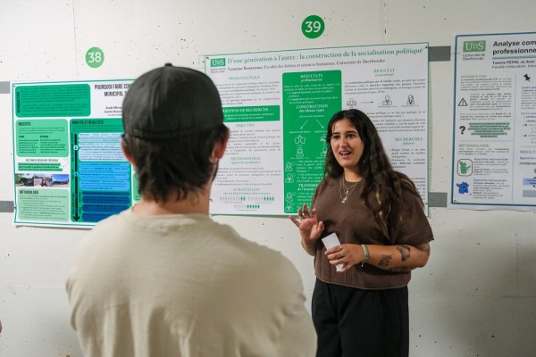 Yasmine Benazzouz, stagiaire &agrave; la FLSH, pr&eacute;sente son projet L&rsquo;int&eacute;gration politique des personnes immigrantes de deuxi&egrave;me g&eacute;n&eacute;ration au Qu&eacute;bec.