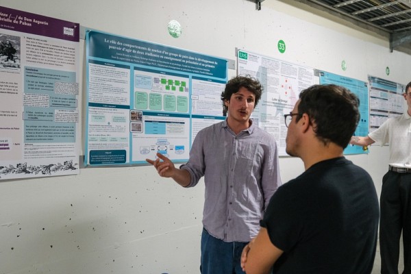 Justin Rivard, stagiaire &agrave; la Facult&eacute; d&rsquo;&eacute;ducation, pr&eacute;sente son projet Analyse du processus de d&eacute;personnalisation / repersonnalisation des difficult&eacute;s v&eacute;cues en situation de travail enseignant lors des s&eacute;ances collectives de la m&eacute;thode de la photographie adress&eacute;e.