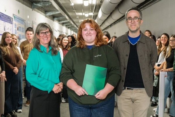&Eacute;lodie Jacques, laur&eacute;ate d&rsquo;un des deuxi&egrave;mes prix, accompagn&eacute;e de la professeure Isabelle Dionne, vice-rectrice aux &eacute;tudes et &agrave; la vie &eacute;tudiante, et du professeur Matthieu Petit, vice-recteur adjoint &agrave; la qualit&eacute; des programmes et &agrave; la r&eacute;ussite.