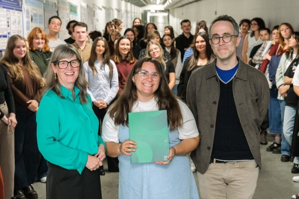 Ad&eacute;lie Gagn&eacute;-Bazin, laur&eacute;ate d&rsquo;un des premiers prix, accompagn&eacute;e de la professeure Isabelle Dionne, vice-rectrice aux &eacute;tudes et &agrave; la vie &eacute;tudiante, et du professeur Matthieu Petit, vice-recteur adjoint &agrave; la qualit&eacute; des programmes et &agrave; la r&eacute;ussite.