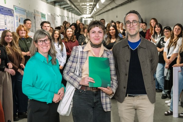 Marguerite Diotte, laur&eacute;ate d&rsquo;un des deuxi&egrave;mes prix, accompagn&eacute;e de la professeure Isabelle Dionne, vice-rectrice aux &eacute;tudes et &agrave; la vie &eacute;tudiante, et du professeur Matthieu Petit, vice-recteur adjoint &agrave; la qualit&eacute; des programmes et &agrave; la r&eacute;ussite.