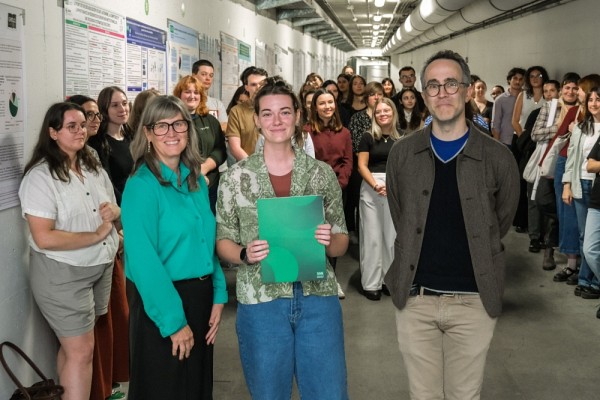Gabrielle Jobidon, laur&eacute;ate d&rsquo;un des premiers prix, accompagn&eacute;e de la professeure Isabelle Dionne, vice-rectrice aux &eacute;tudes et &agrave; la vie &eacute;tudiante, et du professeur Matthieu Petit, vice-recteur adjoint &agrave; la qualit&eacute; des programmes et &agrave; la r&eacute;ussite.