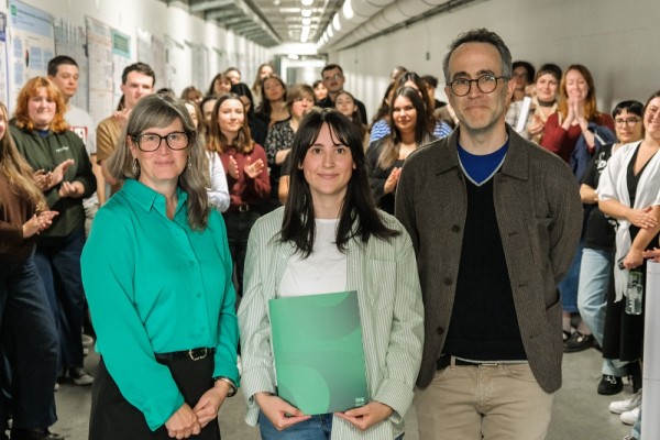 Lily-Maude Harvey, laur&eacute;ate d&rsquo;un des deuxi&egrave;mes prix, accompagn&eacute;e de la professeure Isabelle Dionne, vice-rectrice aux &eacute;tudes et &agrave; la vie &eacute;tudiante, et du professeur Matthieu Petit, vice-recteur adjoint &agrave; la qualit&eacute; des programmes et &agrave; la r&eacute;ussite.