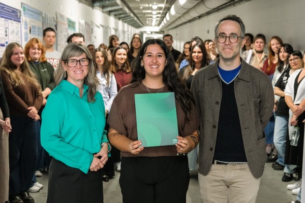 Yasmine Benazzouz, laur&eacute;ate d&rsquo;un des premiers prix, accompagn&eacute;e de la professeure Isabelle Dionne, vice-rectrice aux &eacute;tudes et &agrave; la vie &eacute;tudiante, et du professeur Matthieu Petit, vice-recteur adjoint &agrave; la qualit&eacute; des programmes et &agrave; la r&eacute;ussite.