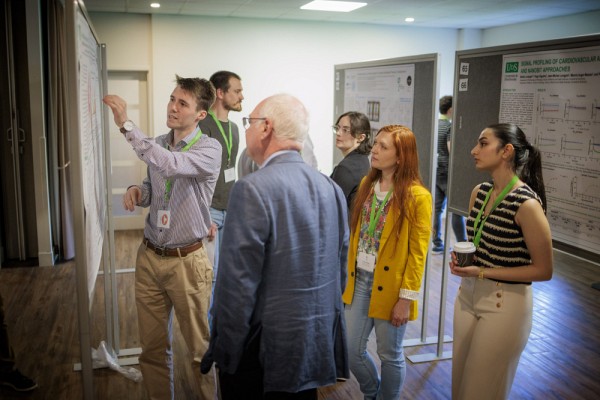 Les sessions d'affiches scientifiques ont permis aux &eacute;tudiants et &eacute;tudiantes d'&eacute;changer avec des sommit&eacute;s internationales en pharmacologie.