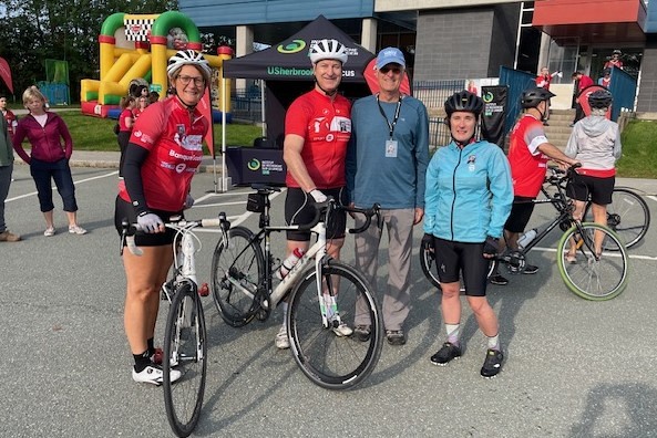 De retour pour une nouvelle &eacute;dition de la Classique, l&rsquo;&eacute;quipe Rivard, r&eacute;unie par sa capitaine Nathalie Rivard, a particip&eacute; cette ann&eacute;e en hommage &agrave; Monique Sullivan, estim&eacute;e coll&egrave;gue r&eacute;cemment d&eacute;c&eacute;d&eacute;e d&rsquo;un cancer du c&ocirc;lon. Sur la photo (de gauche &agrave; droite) : Nathalie Rivard, Dr Patrice Perron, Claude Asselin, le conjoint de Monique Sullivan, et Marie-Claude Battista