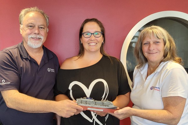 Lors du tirage de la croisi&egrave;re dans les Cara&iuml;bes, gracieusement offerte par MSC Croisi&egrave;res Canada, la journ&eacute;e de l'&eacute;v&eacute;nement, le nom de Marie-Pier Chartier fut pig&eacute;. Sur la photo, nous la voyons heureuse (au centre) recevoir son prix en pr&eacute;sence de Robert Quessy (&agrave; gauche) et Johanne Fortier (&agrave; droite), propri&eacute;taires d'Expedia Croisi&egrave;res Sherbrooke. Mme Chartier travaille depuis plus de 10 ans &agrave; la clinique Aviva &agrave; Sherbrooke comme&nbsp;technologue en physioth&eacute;rapie. En r&eacute;alisant des&nbsp;drainages lymphatiques r&eacute;guliers, elle aide les survivantes et survivants du cancer &agrave; contr&ocirc;ler leur&nbsp;lymph&oelig;d&egrave;me, un effet secondaire fr&eacute;quent lorsque des ganglions sont enlev&eacute;s lors du traitement du cancer