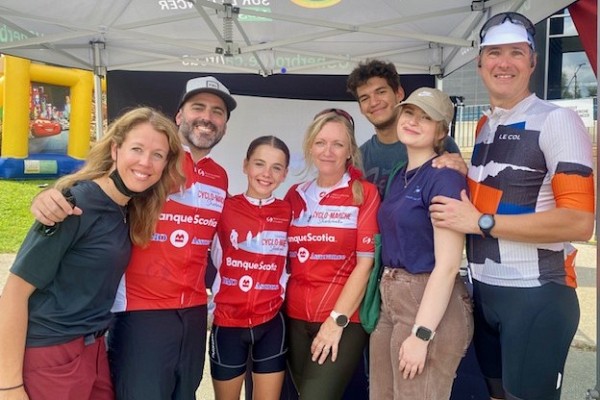 De gauche &agrave; droite : La famille de Safia Leblanc&nbsp;: Isabelle Lapointe et Nicolas Leblanc (parents), Ma&eacute;lie (sa jeune s&oelig;ur) et St&eacute;phanie Dubreuil, sa fille Julianne Turcotte (amie de Safia), accompagn&eacute;e de son copain Alex et son conjoint Dr &Eacute;ric Turcotte, chef clinique en imagerie au CIUSSS de l&rsquo;Estrie-CHUS et professeur-chercheur &agrave; l&rsquo;IRCUS