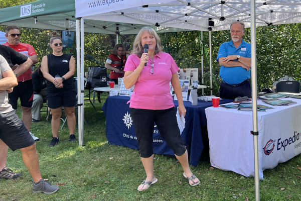Johanne Fortier (au centre), accompagn&eacute;e de son conjoint Robert Quessy (&agrave; droite), effectuant un t&eacute;moignage inspirant sur sa lutte contre un cancer du sein et l'importance de financer la recherche. En 2019, sept ans apr&egrave;s la fin de ses traitements, Mme Fortier a re&ccedil;u le diagnostic d'une r&eacute;cidive. Lors de son t&eacute;moignage, elle a soulign&eacute; &ecirc;tre encore en vie gr&acirc;ce &agrave; la recherche. Elle et son conjoint sont les instigateurs du tirage de la croisi&egrave;re de r&ecirc;ve dans les Cara&iuml;bes, qui fut gracieusement offerte par MSC Croisi&egrave;res Canada gr&acirc;ce &agrave; leurs d&eacute;marches.