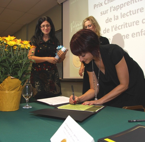 Chaque remise de prix comprenait une s&eacute;ance de signature officielle du certificat par les responsables et partenaires.