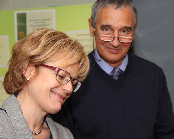 La doyenne de la Facult&eacute; d'&eacute;ducation, Colette Deaudelin, accompagn&eacute;e du vice-doyen aux &eacute;tudes sup&eacute;rieures en recherche et secr&eacute;taire de facult&eacute; Jacques Joly, qui agissait &agrave; titre de ma&icirc;tre de c&eacute;r&eacute;monie pour l'occasion.