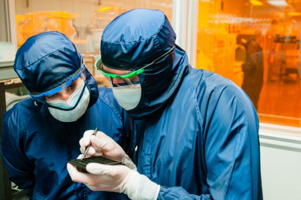 Gwena&euml;lle Hamon et son coll&egrave;gue qui travaille sur la fabrication de cellules solaires en salle blanche.