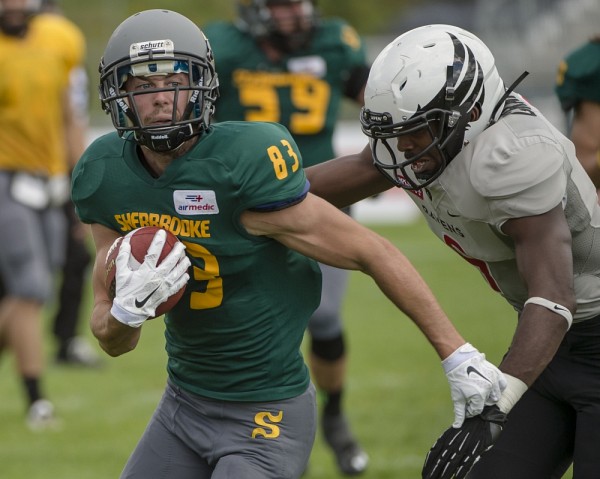 Fr&eacute;d&eacute;ric Caron tente d'&eacute;viter un plaqu&eacute; lors du match de samedi dernier.