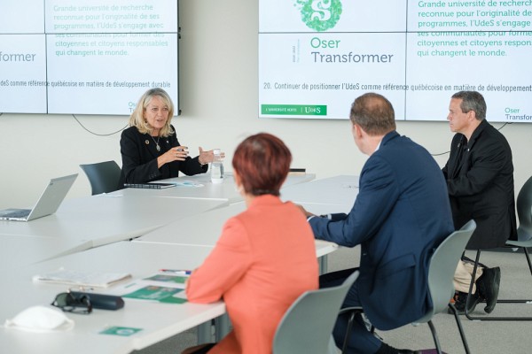 La Pre&nbsp;Denyse R&eacute;millard, rectrice adjointe et vice-rectrice &agrave; l'administration et au d&eacute;veloppement durable, de m&ecirc;me que Patrice Cordeau, vice-recteur adjoint au d&eacute;veloppement durable, ont pr&eacute;sent&eacute; l'ensemble de la d&eacute;marche institutionnelle de l'UdeS en mati&egrave;re de d&eacute;veloppement durable aux personnes repr&eacute;sentantes de l'ONU.