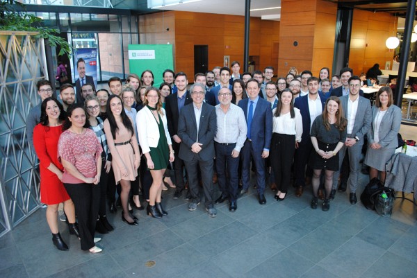 &Agrave; la fin de l'&eacute;mission, le groupe se r&eacute;unit pour immortaliser le moment.