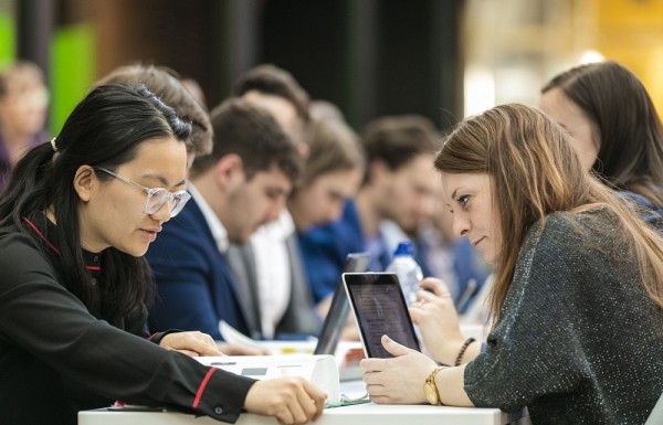 Marie-Audrey Kirouac (&agrave; droite) pr&eacute;pare sa r&eacute;ponse &agrave; une question du public.
