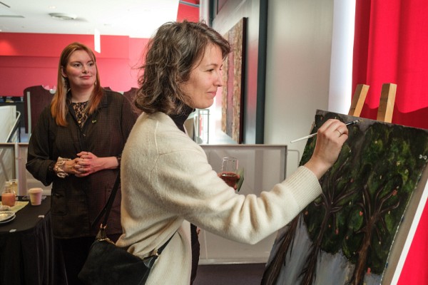 Au fil des ann&eacute;es, toutes ces personnes ont laiss&eacute; leur marque en ajoutant leur nature &agrave; celle de la communaut&eacute; UdeS. C&rsquo;est dans cet esprit qu&rsquo;elles ont &eacute;t&eacute; invit&eacute;es &agrave; mettre leur touche personnelle &agrave; une toile, pour composer une &oelig;uvre collective.