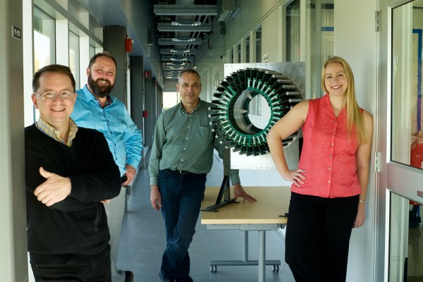 Pre&nbsp;Audrey Corbeil Therrien aux c&ocirc;t&eacute;s du Pr Serge Charlebois, Pr&nbsp;Jean-Fran&ccedil;ois Pratte et Pr&nbsp;R&eacute;jean Fontaine, qui font partie de l'&eacute;quipe de recherche ayant oeuvr&eacute; sur le prototype du LabPET II.