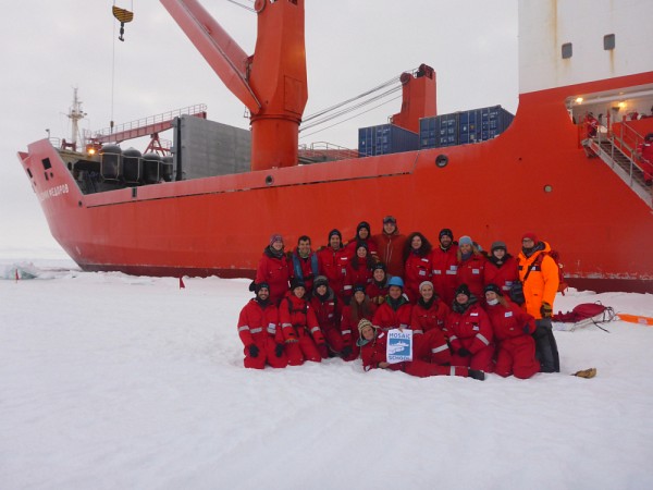 Alex Mavrovic (deuxi&egrave;me &agrave; partir de la gauche, deuxi&egrave;me rang&eacute;e) a &eacute;t&eacute; s&eacute;lectionn&eacute; parmi plus de 250 candidatures provenant de 35 pays afin de participer &agrave; ce d&eacute;ploiement scientifique d&rsquo;envergure.